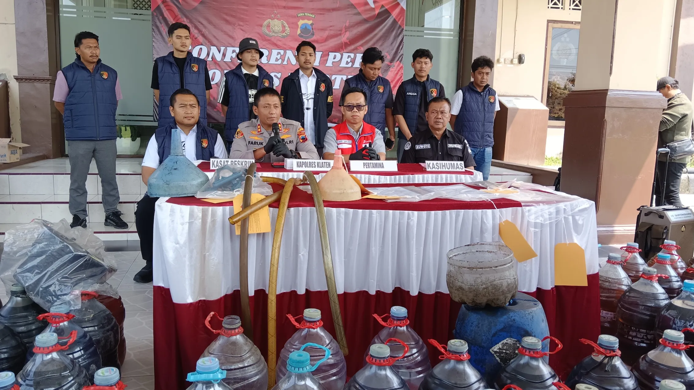 ---
Polres Klaten Ungkap Jaringan Penimbun dan Pengedar BBM Bersubsidi, Kerugian Capai 2 Miliar Rupiah

---