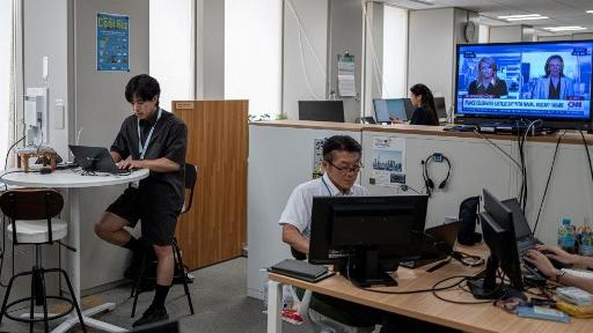 Transformasi Pakaian Pekerja Kantoran di Tokyo di Tengah Gelombang Panas