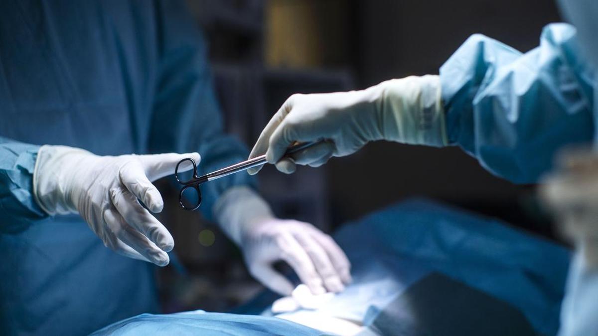 ---
Pria 48 Tahun Jadi Pasien Pertama Operasi Tumor Otak dengan AI

---
