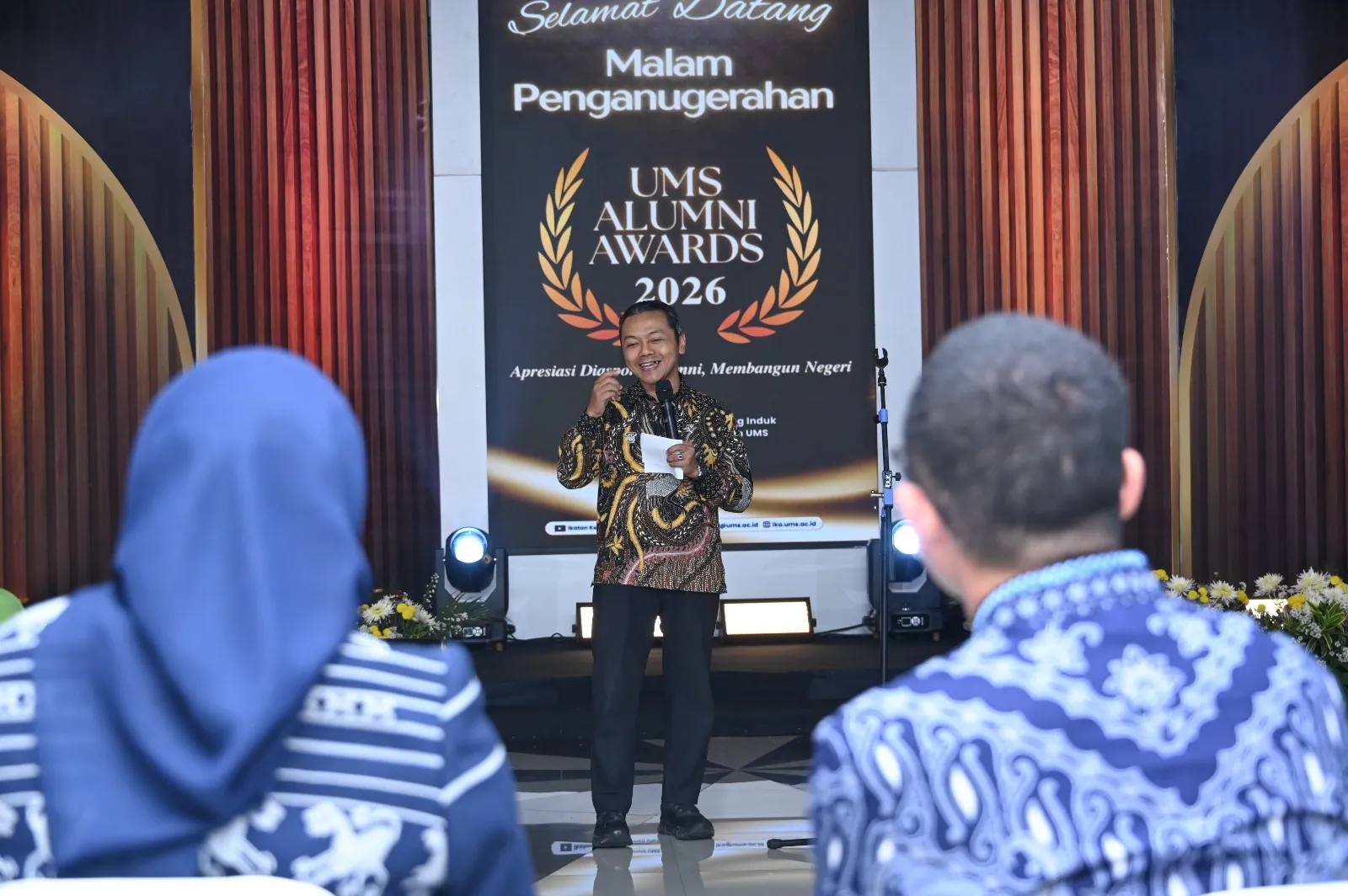 Wakil Menteri Pendidikan Dasar dan Menengah Fajar Riza Ul Haq menerima Public Leadership Award dalam UMS Alumni Awards 2026 di Universitas Muhammadiyah Surakarta (UMS), Sabtu (1/8/2026). (Istimewa)