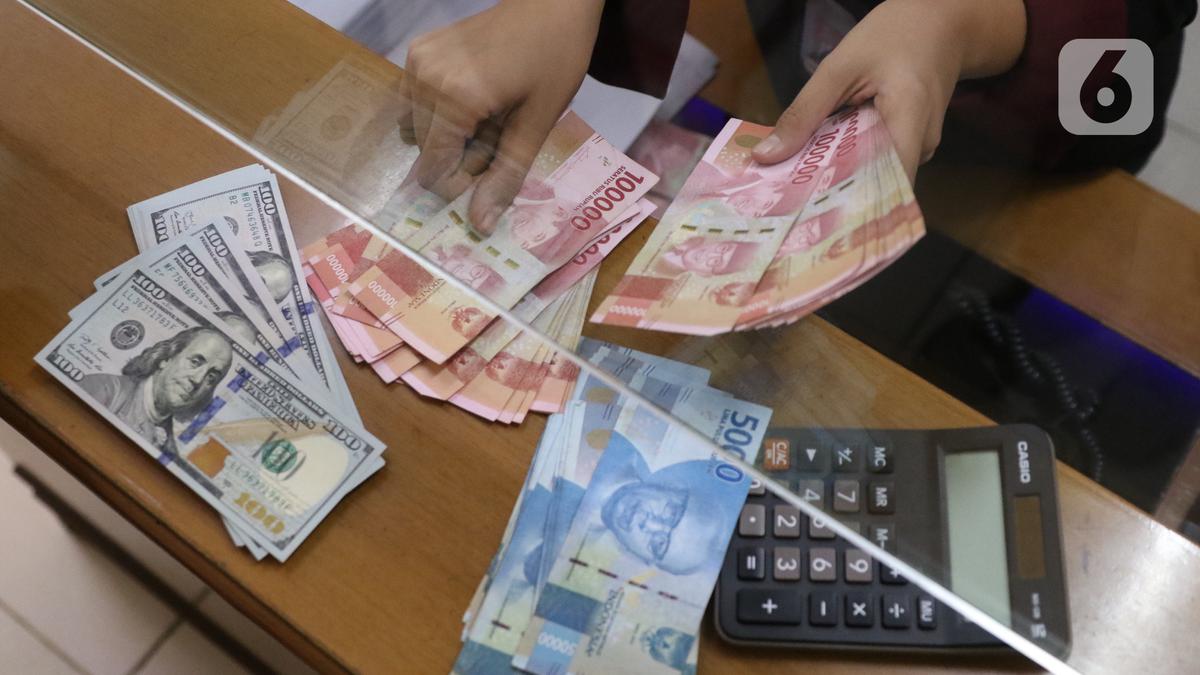Petugas menghitung uang rupiah di penukaran uang di Jakarta. (Liputan6.com/Angga Yuniar)