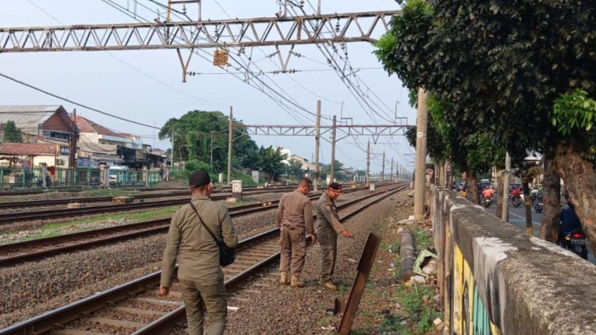 Penutupan Akses Ilegal Rel Kereta Api di Jatinegara oleh Satpol PP Jakarta Timur