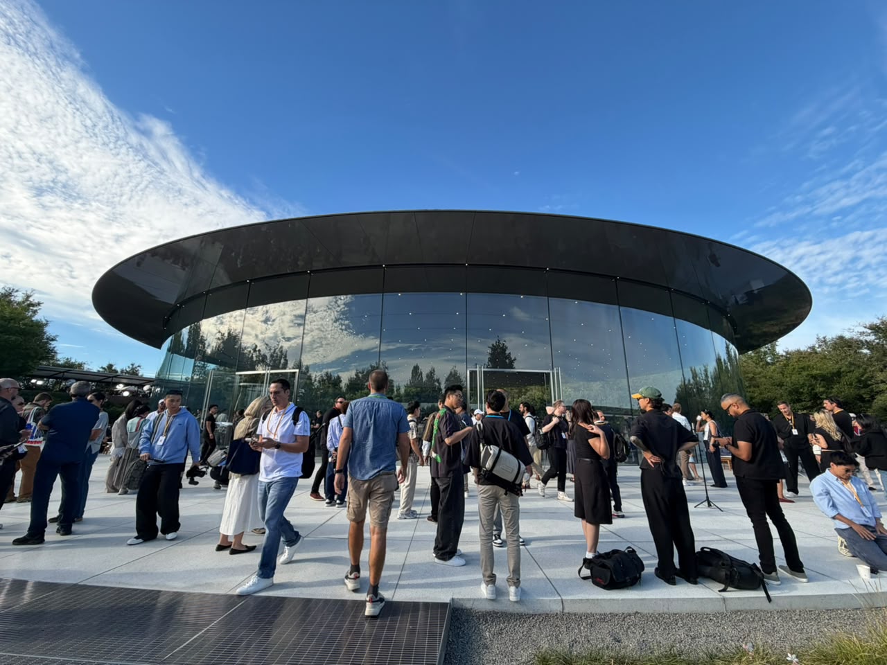 Momen Berkesan di Peluncuran iPhone Pertama Lipat di Cupertino