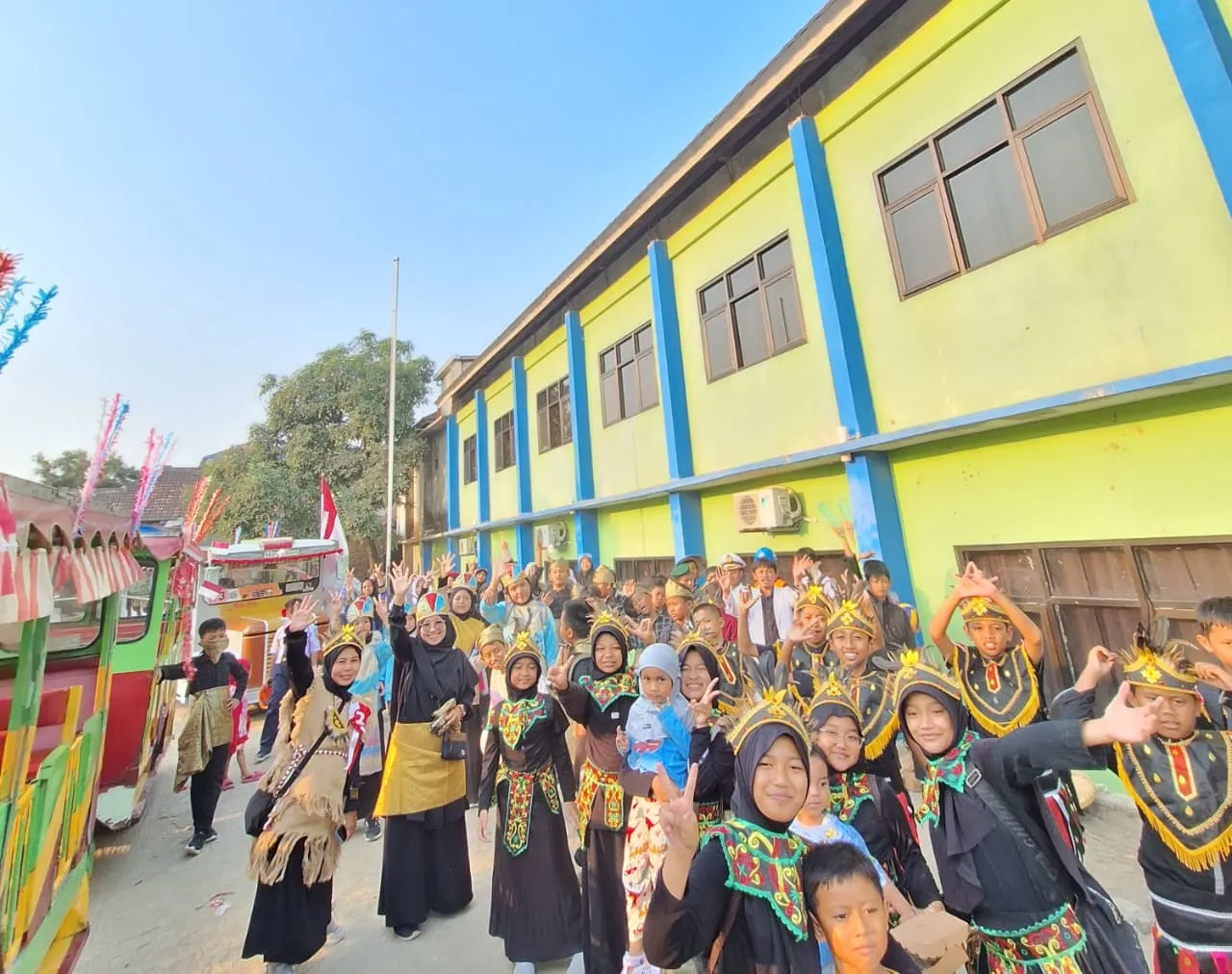 Karnaval Kalijambe: Siswa SDII Al Abidin Sragen Tampilkan Kostum Tradisional dan Profesi