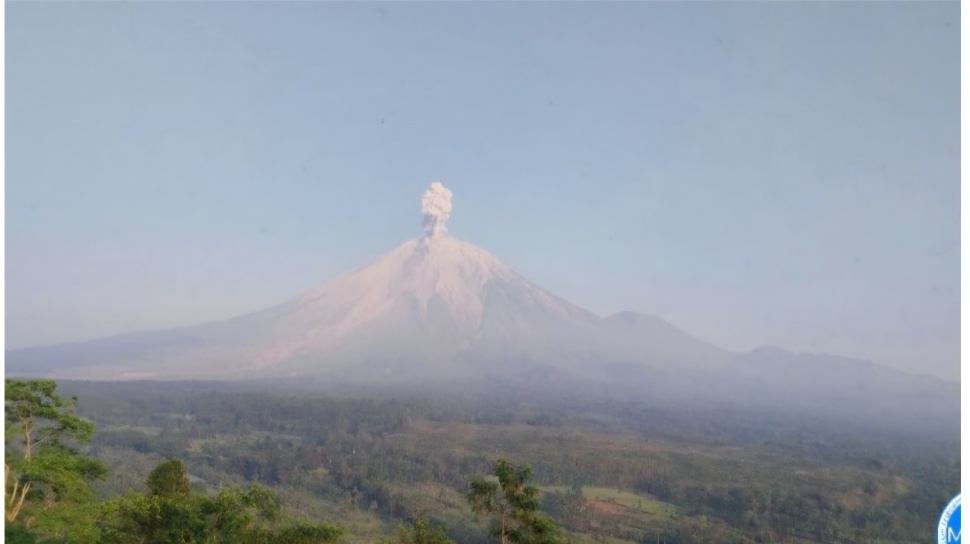 Empat Kali Letusan Gunung Semeru pada Minggu Pagi, Warga Dihimbau Jauhi Zona Berbahaya