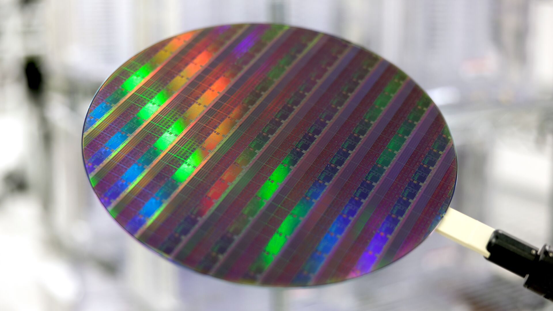 Wafer silikon, bahan dasar pembuatan chip komputer, sebelum dipotong menjadi kepingan-kepingan chip.(ASML)