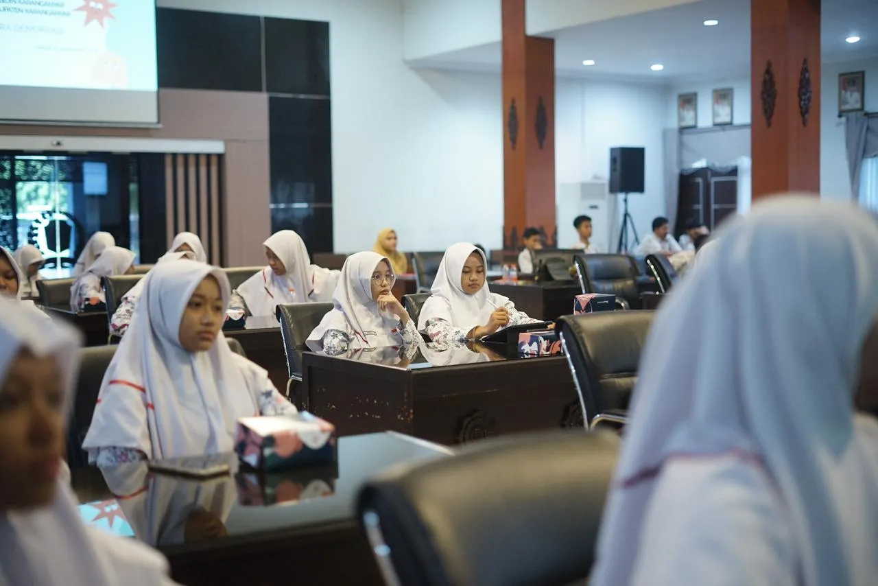 Siswa-siswi kelas 9 SMP Islam Internasional (SMPII) Al Abidin Karanganyar belajar demokrasi di Gedung DPRD Karanganyar, Selasa (22/9/2026). (Istimewa)