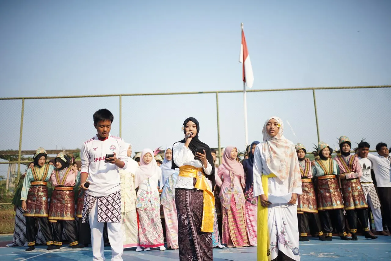 Siswa Level IX kelas Antares SMPII Al Abidin Karanganyar menampilkan aneka atraksi dalam program rutin Thursday Performance (THOR) yang mengambil tema Bhinneka Tunggal Ika. (Istimewa)