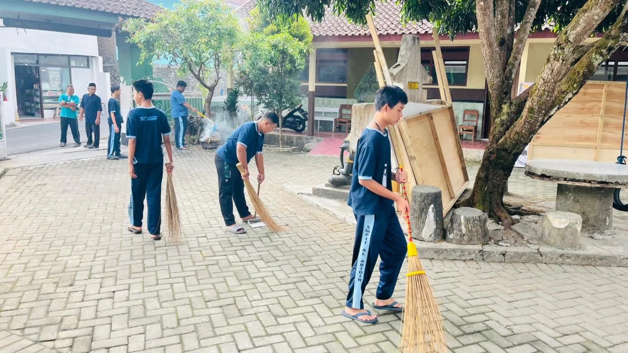 SMPII Al Abidin Klaten mengikut kegiatan Social Philanthropy siswa level 8 yang digelar di Kalisoro, Tawangmangu, Karanganyar, pada Selasa-Kamis (1–3/9/2026). (Istimewa)