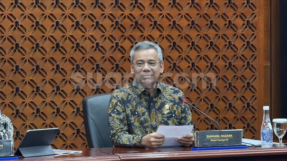 Menkeu Suahasil Nazara saat konferensi pers di Kantor Bank Indonesia, Kamis (24/9/2026). [Suara.com/Dicky Prastya]