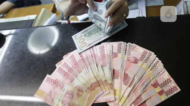 ---
Kenaikan Suku Bunga The Fed Berdampak pada Penurunan Nilai Rupiah

---