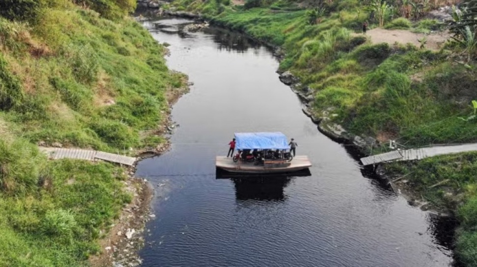 Air sungai Cileungsi yang menghitam. Sumber: ANTARA FOTO/Yulius Satria Wijaya