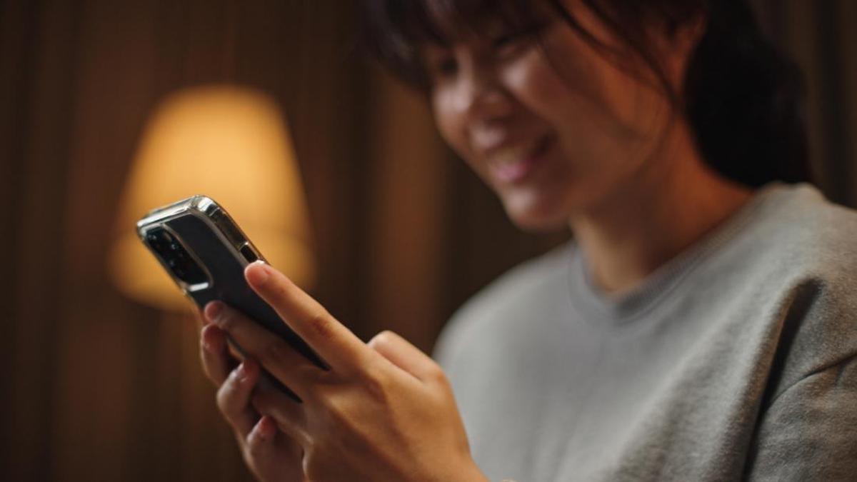 Gen Z mengandalkan medsos untuk edukasi kesehatan. Foto: Getty Images/pocketlight