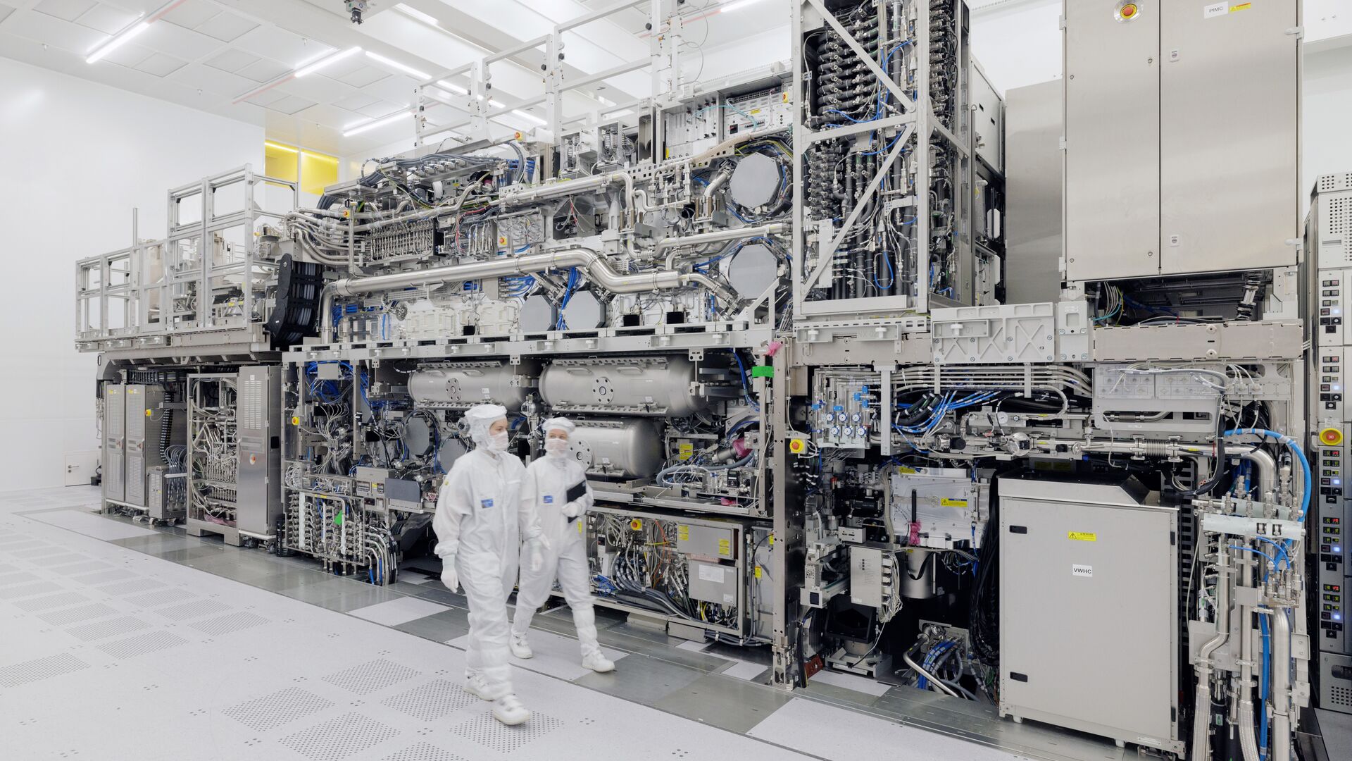 ASML EXE:5000 di Laboratorium High NA Veldhoven. Pelanggan dapat mengakses mesin ini untuk memulai pengembangan proses baru sebelum peralatan dikirimkan ke fasilitas mereka.