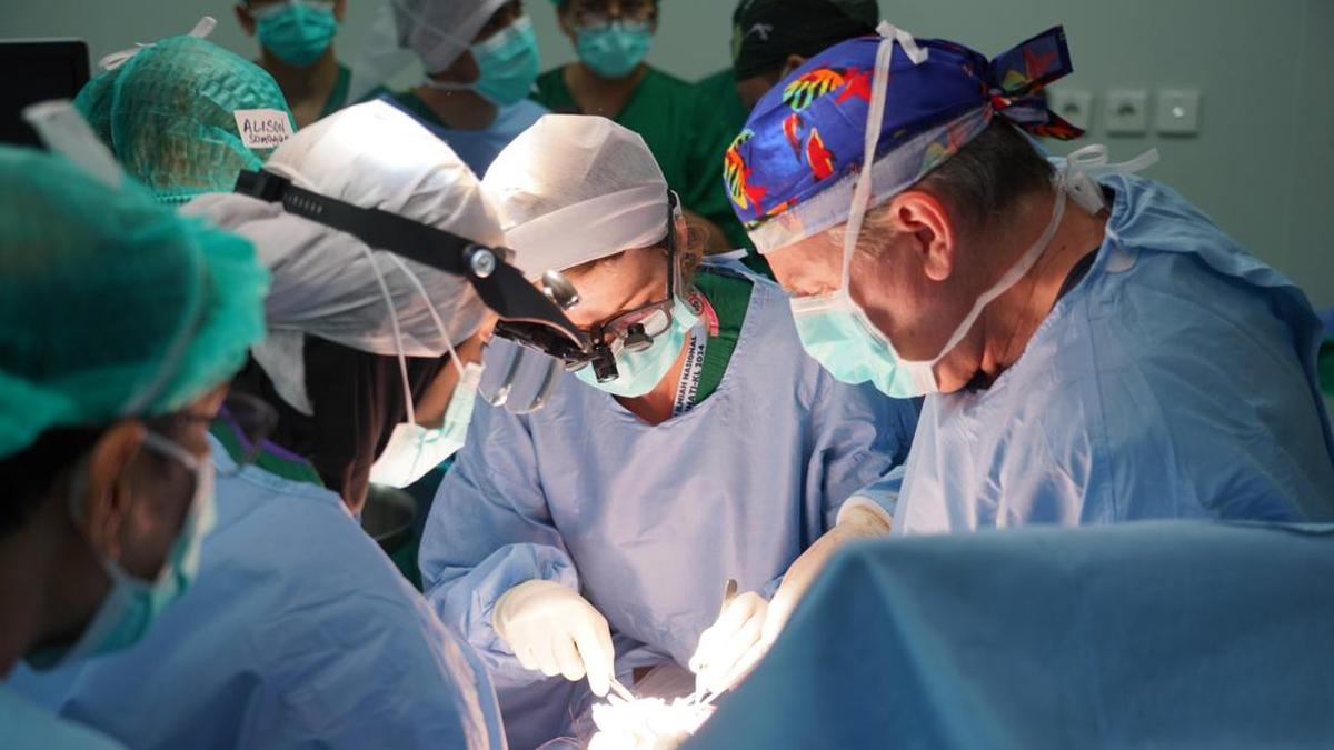 Tim RASB Harapan Kita saat melakukan tindakan bedah janin terbuka (Foto: Dok. RASB Harapan Kita)