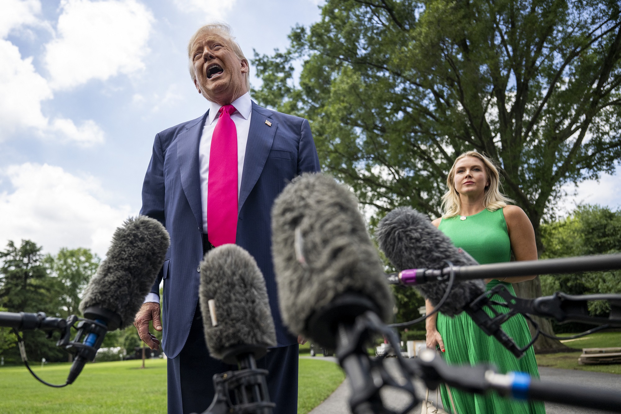 Trump Soroti Ancaman Keamanan Nasional dari Impor Robot Industri