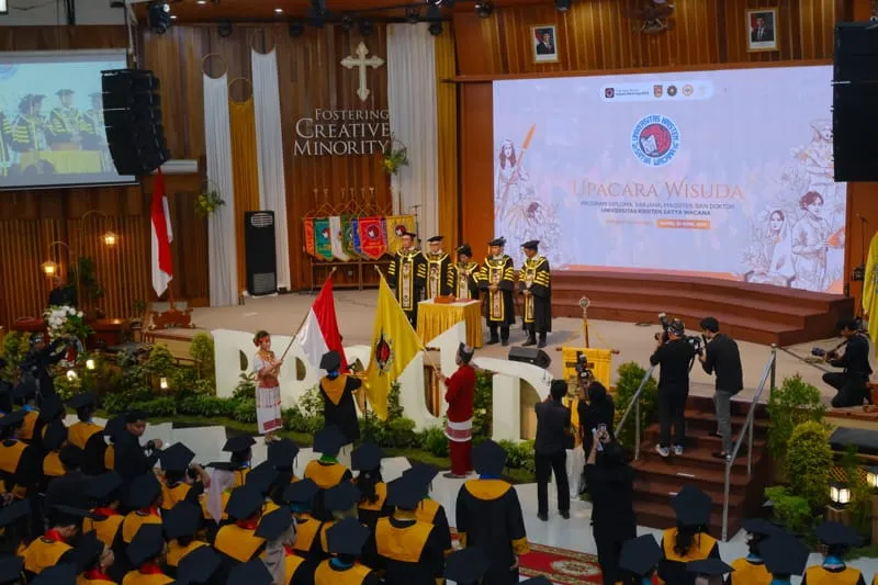 Rektor UKSW Profesor Intiyas Utami saat mewisuda lulusan UKSW pada April 2026. (Istimewa)