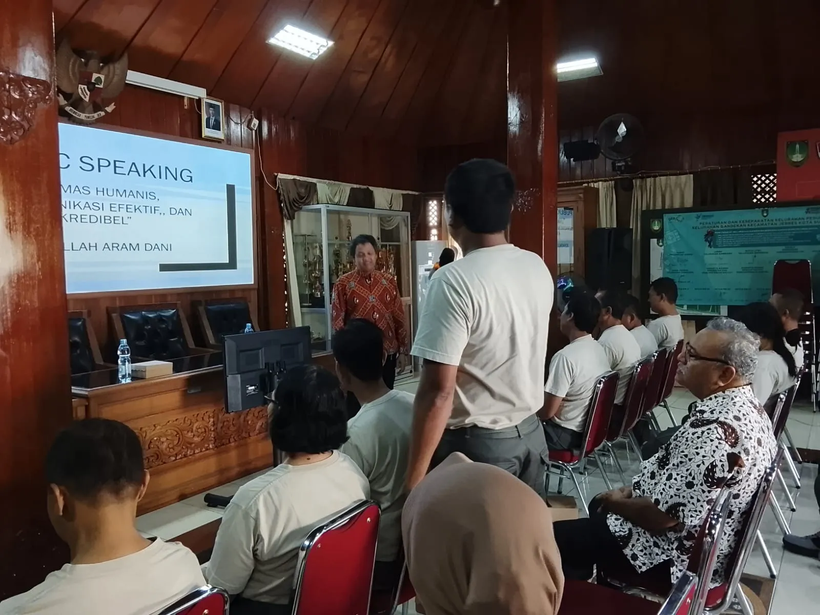 Pelatihan Public Speaking untuk Anggota Linmas di Solo