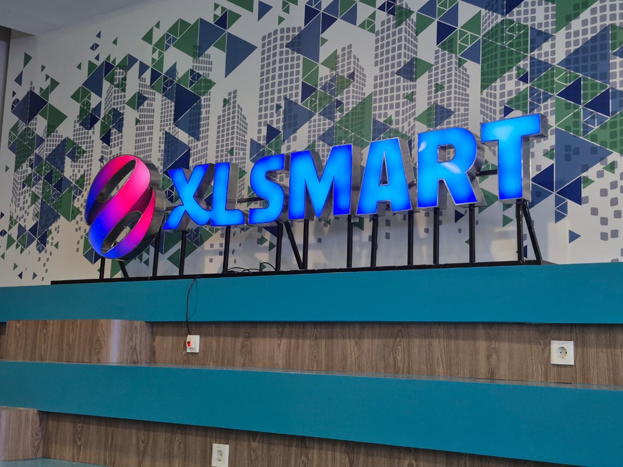 Logo XLSmart di kantor XLSmart Tower, Kuningan, Jakarta Selatan. (KOMPAS.com/YUDHA PRATOMO)