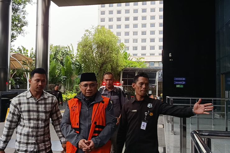 Yaqut Tiba di KPK dengan Rompi Oranye, Resmi Ditahan Kembali di Rutan