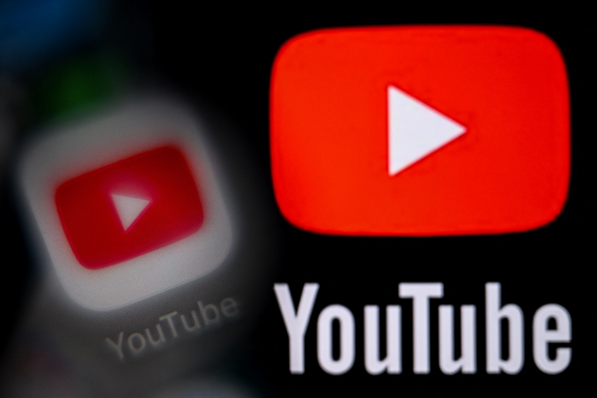 Logo YouTube saat ditampilkan di layar laptop dan smartphone ketika dipotret di Frankfurt am Main, Jerman, 22 Januari 2026.(AFP/KIRILL KUDRYAVTSEV)